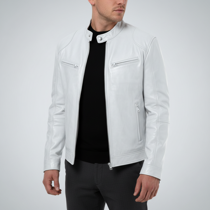 Functionele zakken op de leren heren spencer jas, slank model, met ritssluiting voor veiligheid en een strakke look.