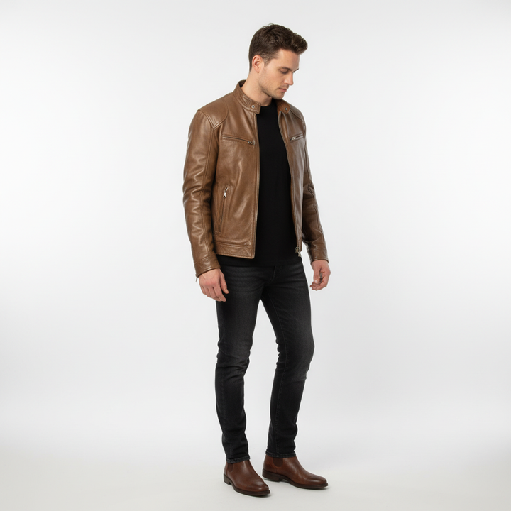 Close-up van de kwaliteitsritssluiting op een stijlvolle leren heren spencer jas, slank gesneden model.