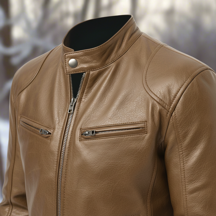 Textuur van het hoogwaardige leer op deze slank gesneden heren spencer jas. Luxe en duurzame herenmode.