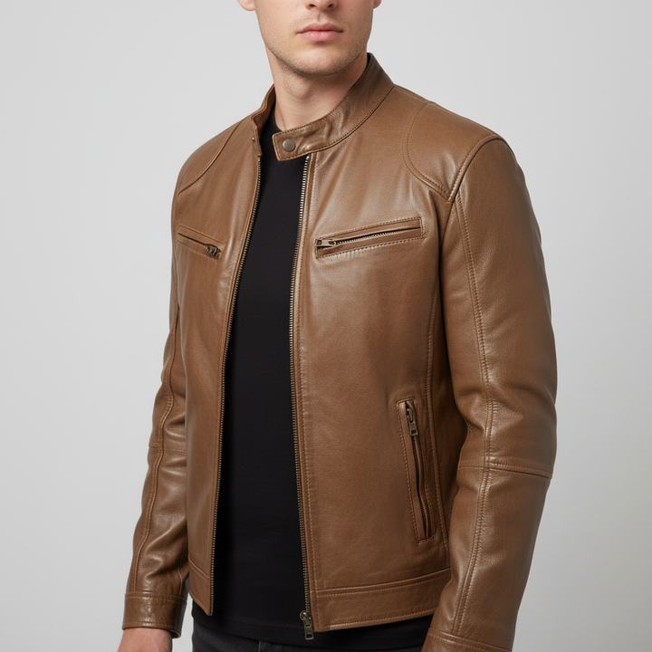 Slank model heren spencer jas van leer, met een perfecte pasvorm die de lichaamsbouw flatteert. Modern en elegant.