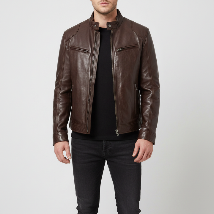Herenmodel draagt een stijlvolle leren spencer jas, slank gesneden, perfect voor een casual maar modieuze uitstraling.