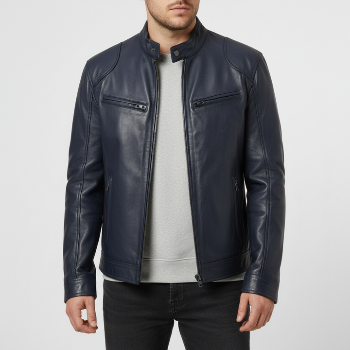 Detail van de stijlvolle kraag op een slank model leren heren spencer jas, een essentieel onderdeel van moderne herenmode.