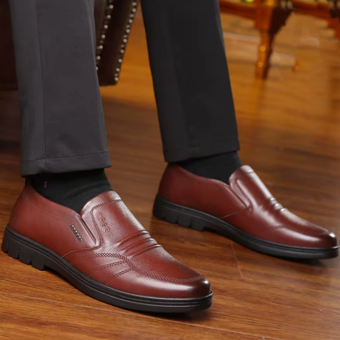 Herenschoen Adam met lage hak, elastische sluiting en gepolsterde zool; perfecte combinatie van comfort & stijl in zwart.