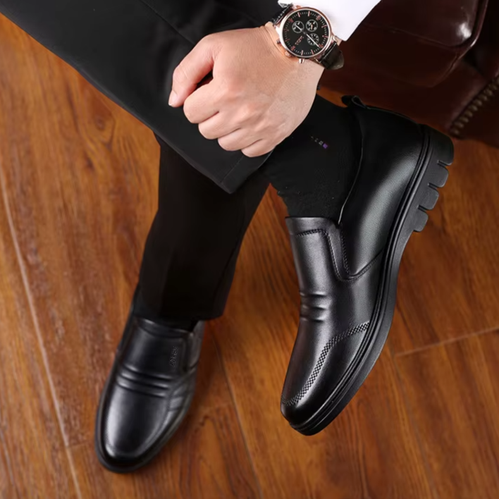 Elegante bruine herenschoen Adam met lage hak en gepolsterde zool, perfect voor heren mode, zakelijk of casual.