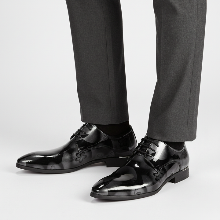 Klassieke lederen herenschoen 'Hugh'. Stijlvol, comfortabel, met veters en antislip. Perfect voor elke man.
