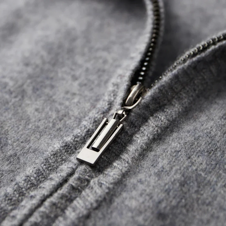 Man draagt stijlvol herenvest met ritssluiting, regular fit, over een overhemd. Perfecte herenkleding.
