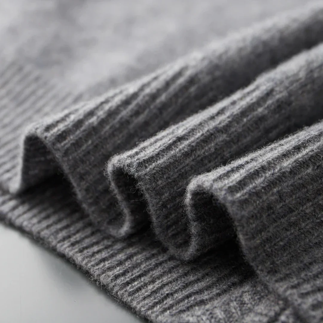 Detail van de ritssluiting op een gebreid herenvest, regular fit. Comfortabele bovenkleding.