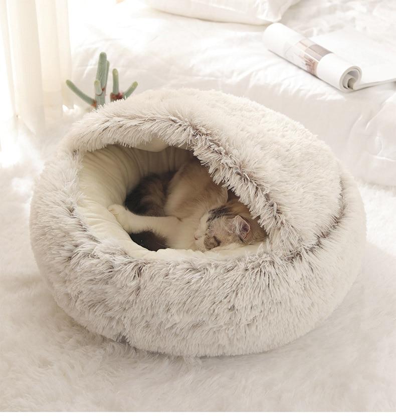 Grijs pluche kattenmandje met zachte rand, ideaal voor een geborgen gevoel. Antislip onderkant.