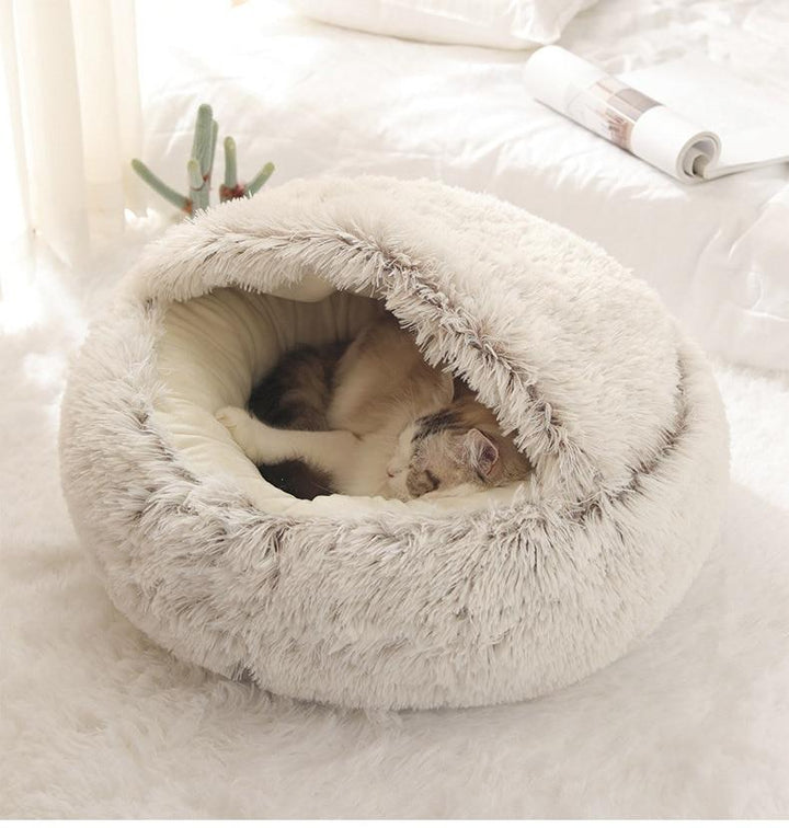 Grijs pluche kattenmandje met zachte rand, ideaal voor een geborgen gevoel. Antislip onderkant.