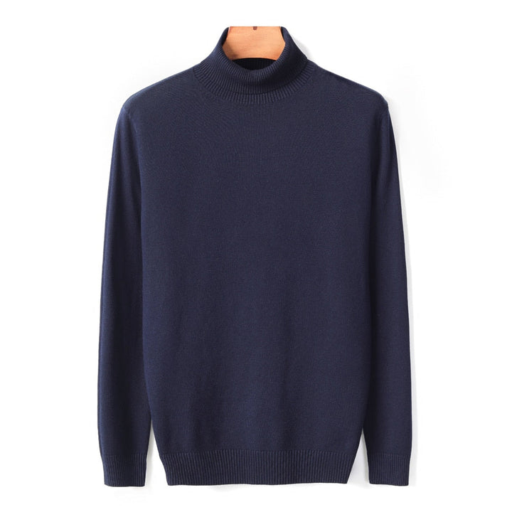 Warme trui: de marineblauwe heren coltrui, een must-have voor koudere dagen.