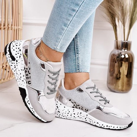 Modieuze Nora dames sneakers, waterdicht met antislipzool, ideaal voor sportieve all-weather buitenactiviteiten.