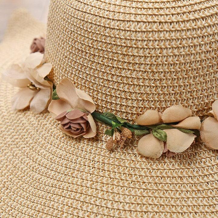 Modieuze dames strandhoed, khakikleurig met delicate bloemen. Elegant accessoire voor zonnige dagen en outfits.