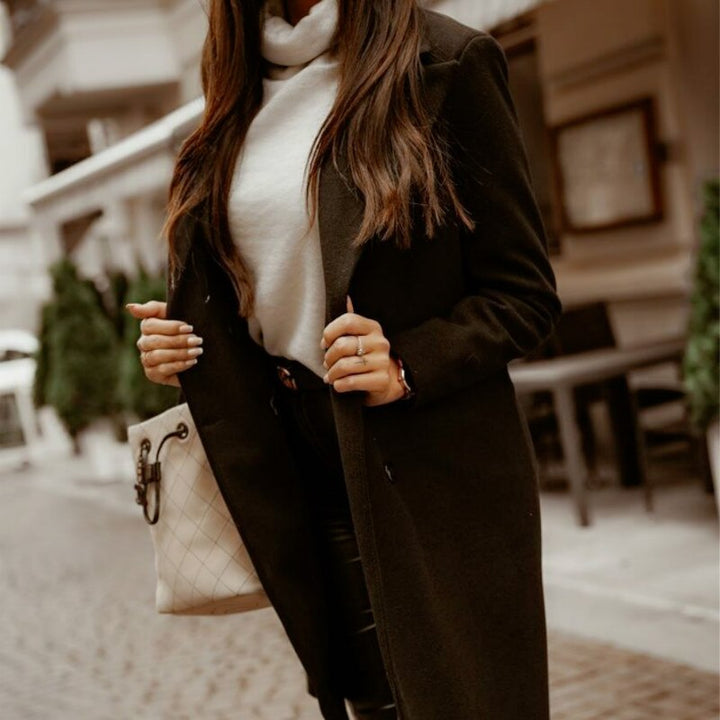 Beige lange damesjas. Elegante en warme winterjas voor dames, een tijdloze aanvulling op elke garderobe.