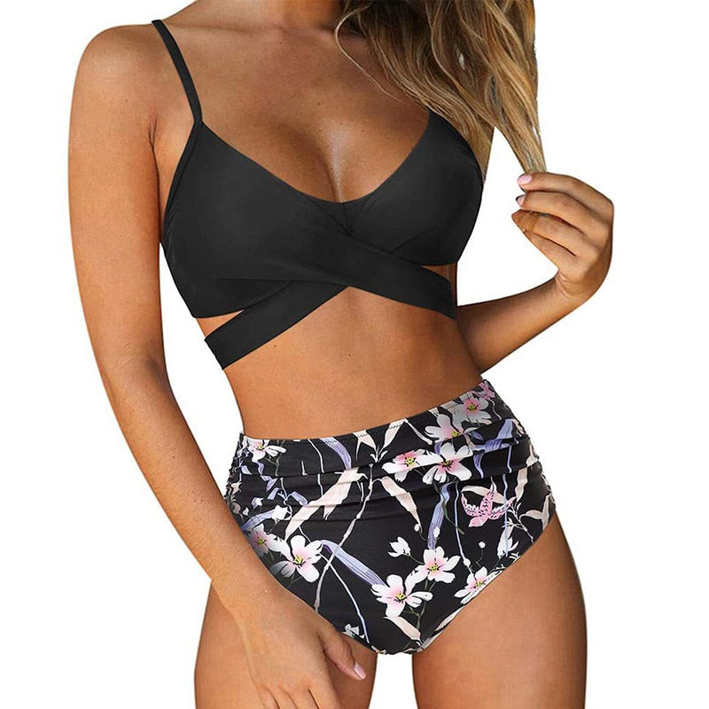Close-up van kleurrijke stof op high-waisted damesbikini, trendy zwemkleding patroon.