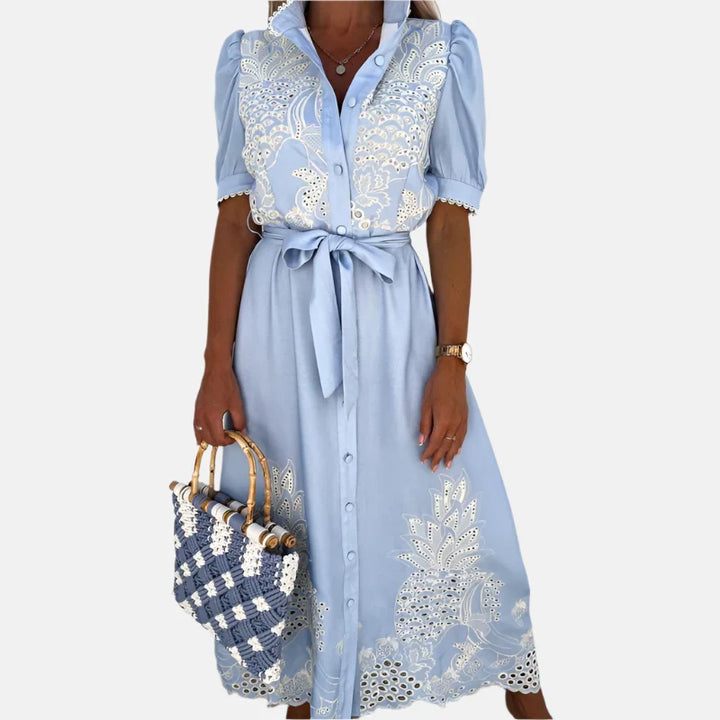 Elegante lichtblauwe dames zomerjurk, A-lijn model met fijne bloemborduur, ideaal voor casual en chique gelegenheden.