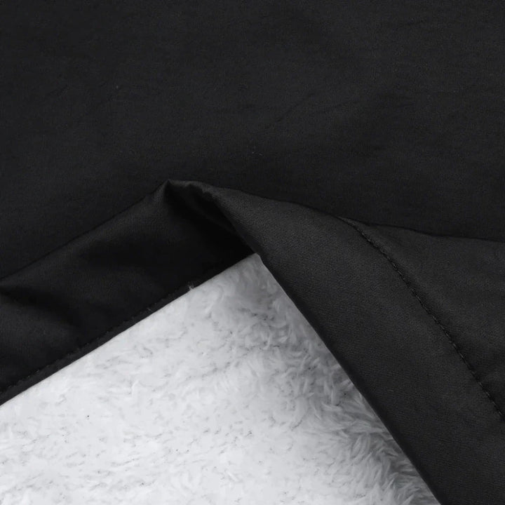 Waterdichte Faye regenjas voor dames, beschermt tegen weer en wind, met een elegante uitstraling.