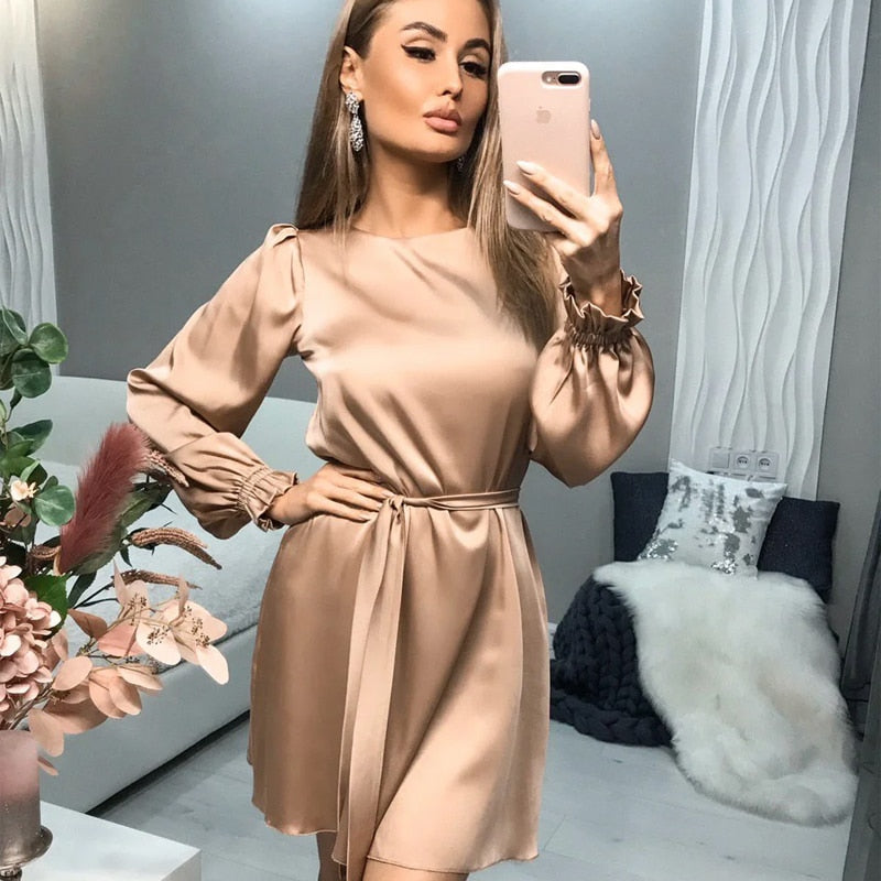 Veelzijdige dames cocktailjurk, korte en chique snit, ideaal voor avondkleding en gala's.