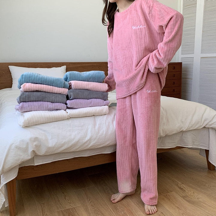 Zachte dames loungewear set van koraalfleece, ideaal voor thuiscomfort en ontspanning.