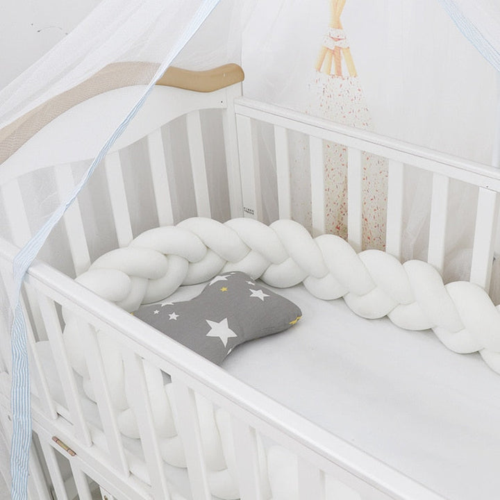 Greta babykussen in een kinderbed, biedt comfort en voegt stijl toe aan de kinderkamer in Scandinavische stijl.