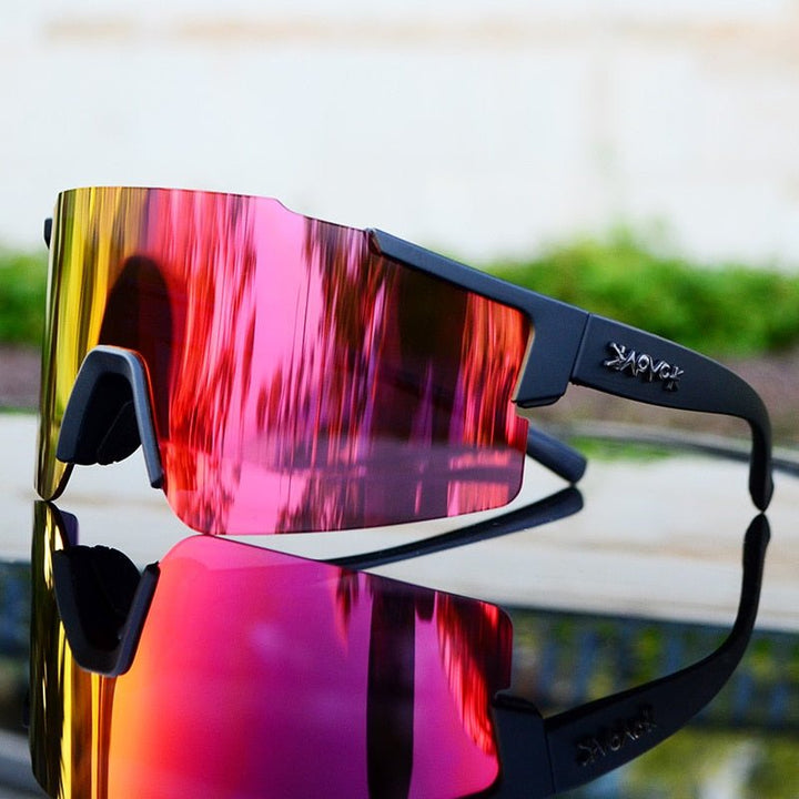 Optimale oogbescherming met de Veloshade sportzonnebril, spiegelglas en UV-filter voor alle weersomstandigheden.