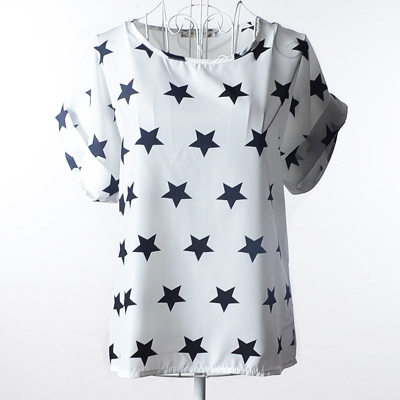 Klara dames zomershirt met vrolijke abstracte print, korte mouwen, ronde hals, en comfortabele pasvorm.