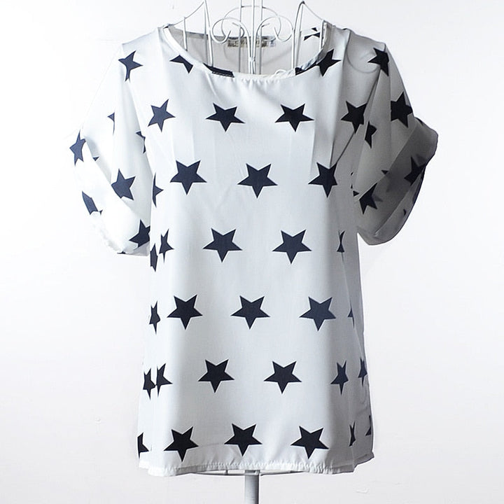 Klara dames zomershirt met vrolijke abstracte print, korte mouwen, ronde hals, en comfortabele pasvorm.