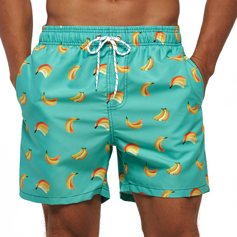 Achterkant van de heren zwemshort met opvallende prints. Praktisch en modieus voor strand, zwembad en zomervakantie.