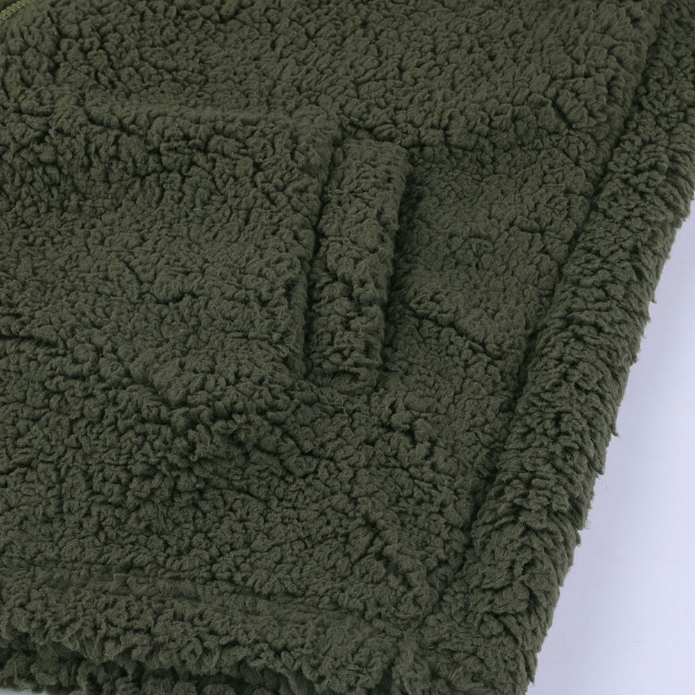 Zacht effen dames capuchonvest van teddy stof, biedt warmte en comfort.