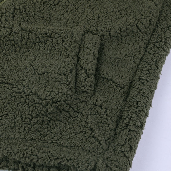 Zacht effen dames capuchonvest van teddy stof, biedt warmte en comfort.