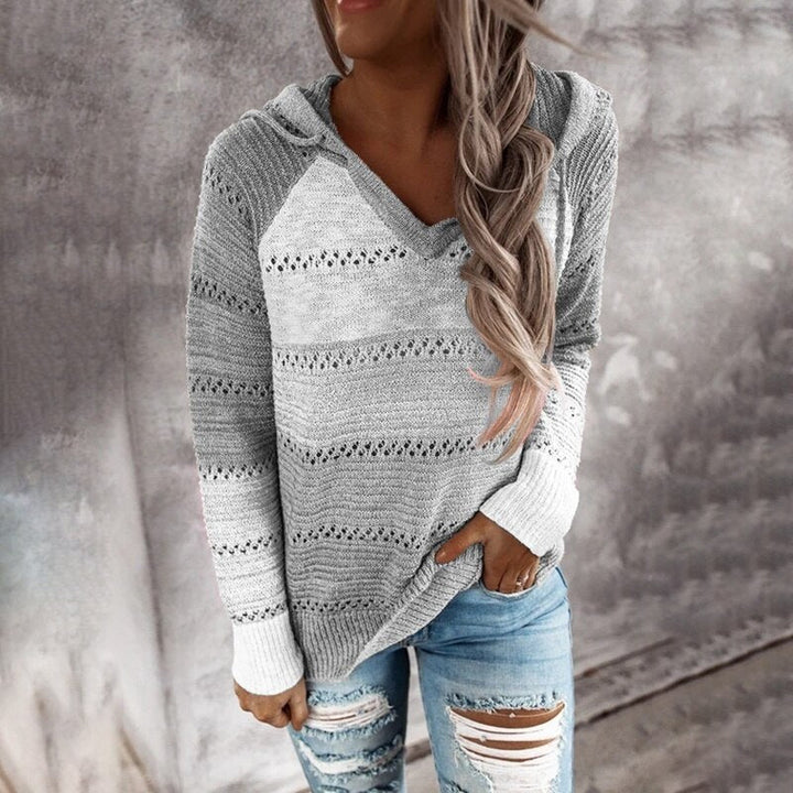 Achterkant van de comfortabele dames patchwork sweater met capuchon. Ruime pasvorm en lange mouwen voor lente/herfst.
