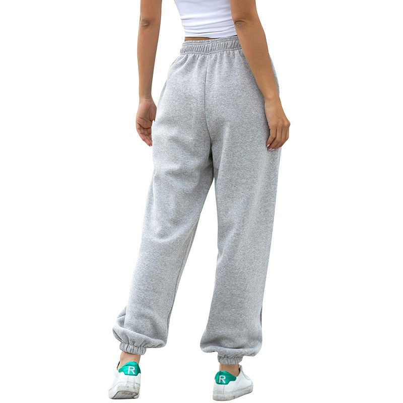 Dames joggingbroek Kiona met fleece voering. Warm, zacht en perfect voor ontspanning.