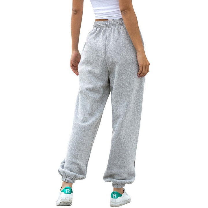 Dames joggingbroek Kiona met fleece voering. Warm, zacht en perfect voor ontspanning.