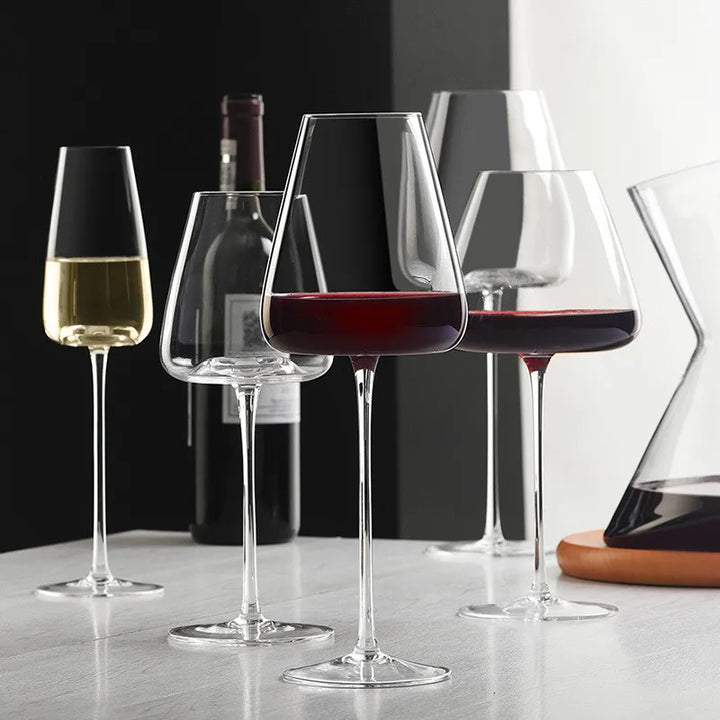 Sprankelend Cristallo bourgogne wijnglas gevuld met rode wijn, ideaal voor een luxe diner.