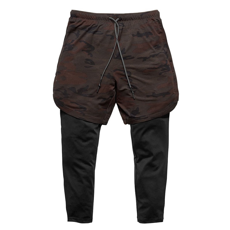 Achteraanzicht van heren hardloopbroek met shirtlus en camouflage. Praktische fitnesskleding voor actieve mannen.