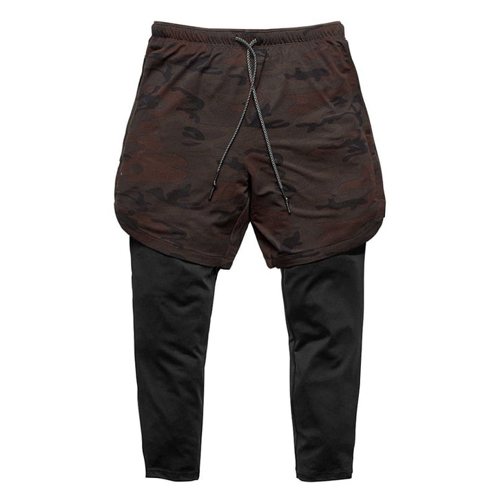 Achteraanzicht van heren hardloopbroek met shirtlus en camouflage. Praktische fitnesskleding voor actieve mannen.