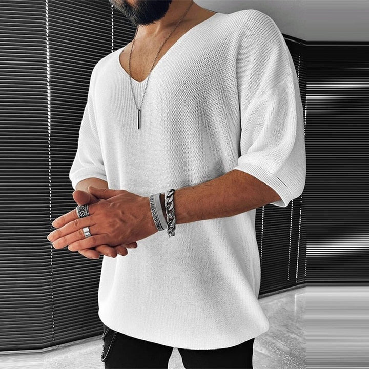 Witte heren casual trui met V-hals en halflange mouwen; comfortabel en stijlvol voor lente/zomer.