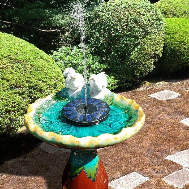 Solar waterfontein met diverse sproeikoppen voor een unieke waterstraal, perfecte tuin- en vijverdecoratie.