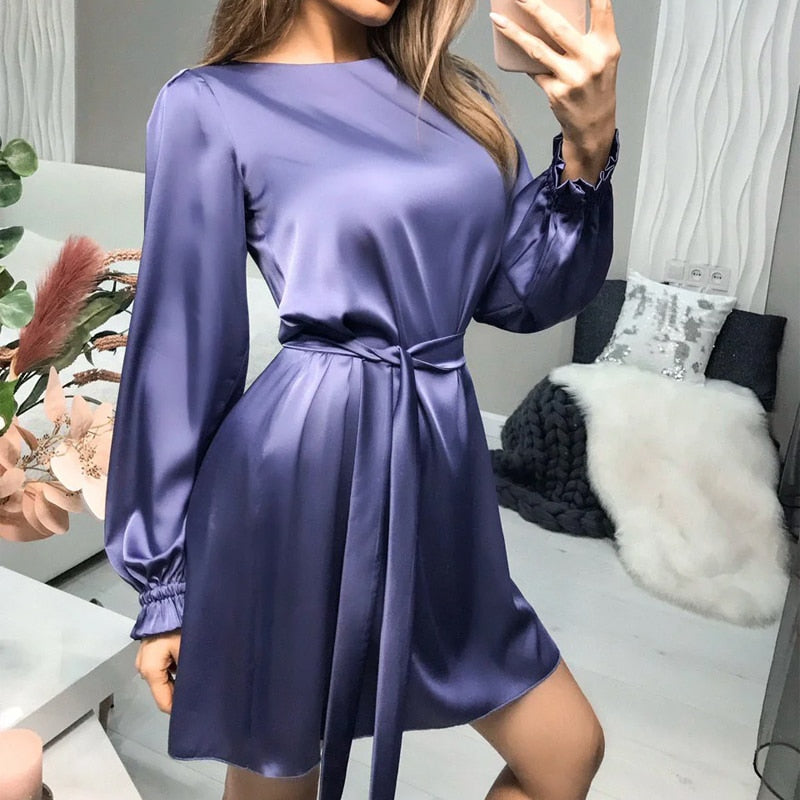 Feestelijke korte damesjurk, flatterende regular fit, stijlvol en comfortabel voor avondkleding.