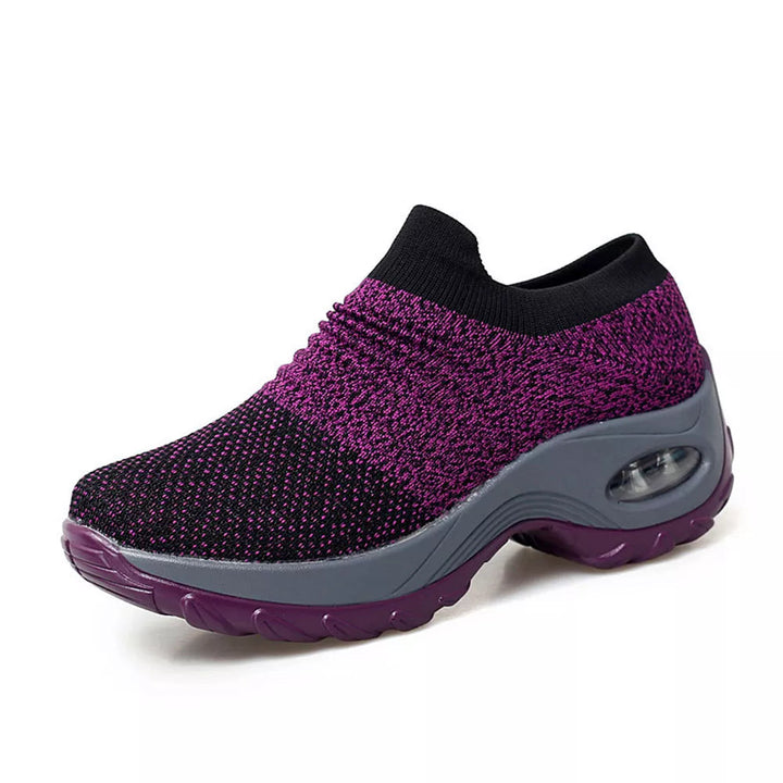 Dame draagt comfortabele JoliensSneaks orthopedische sneakers met luchtkussen zolen, perfect voor pijnvrije voeten.