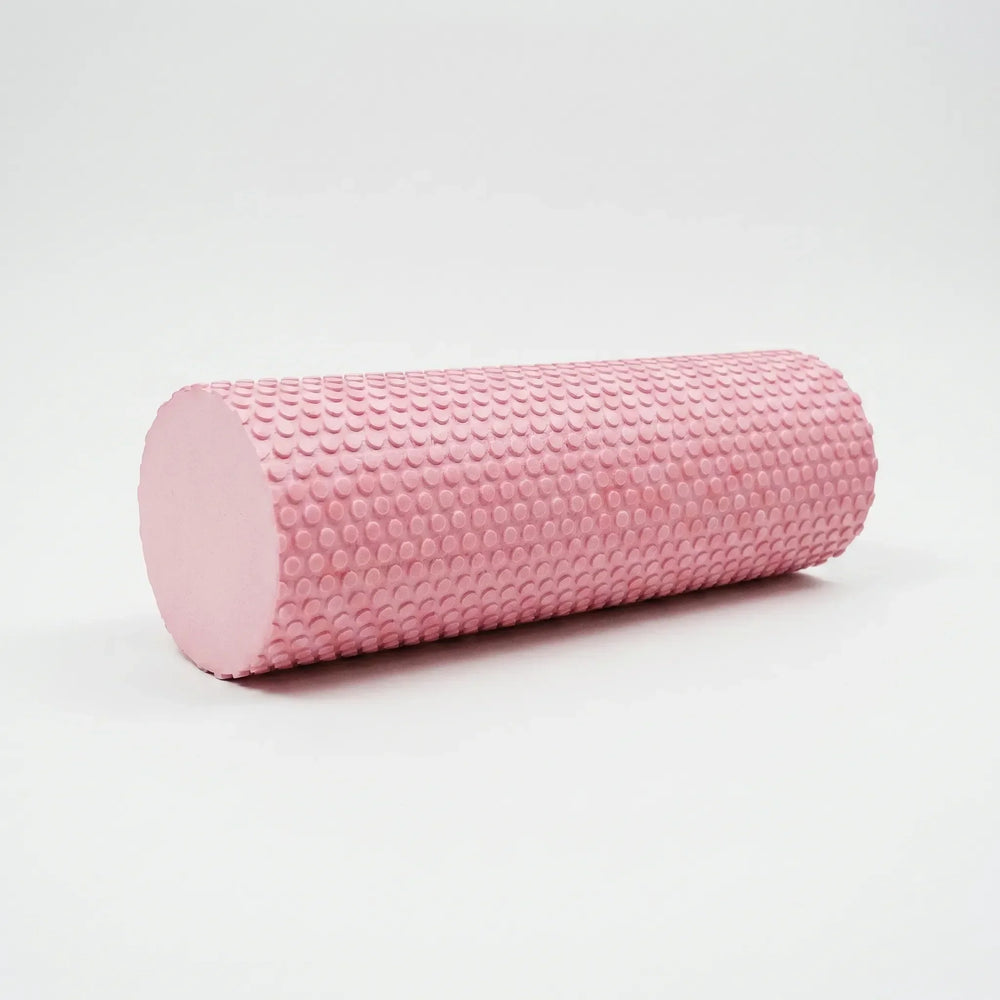 Man gebruikt foamroller voor diepe rugmassage; verlicht spierspanning en bevordert herstel. Essentieel sportaccessoire.