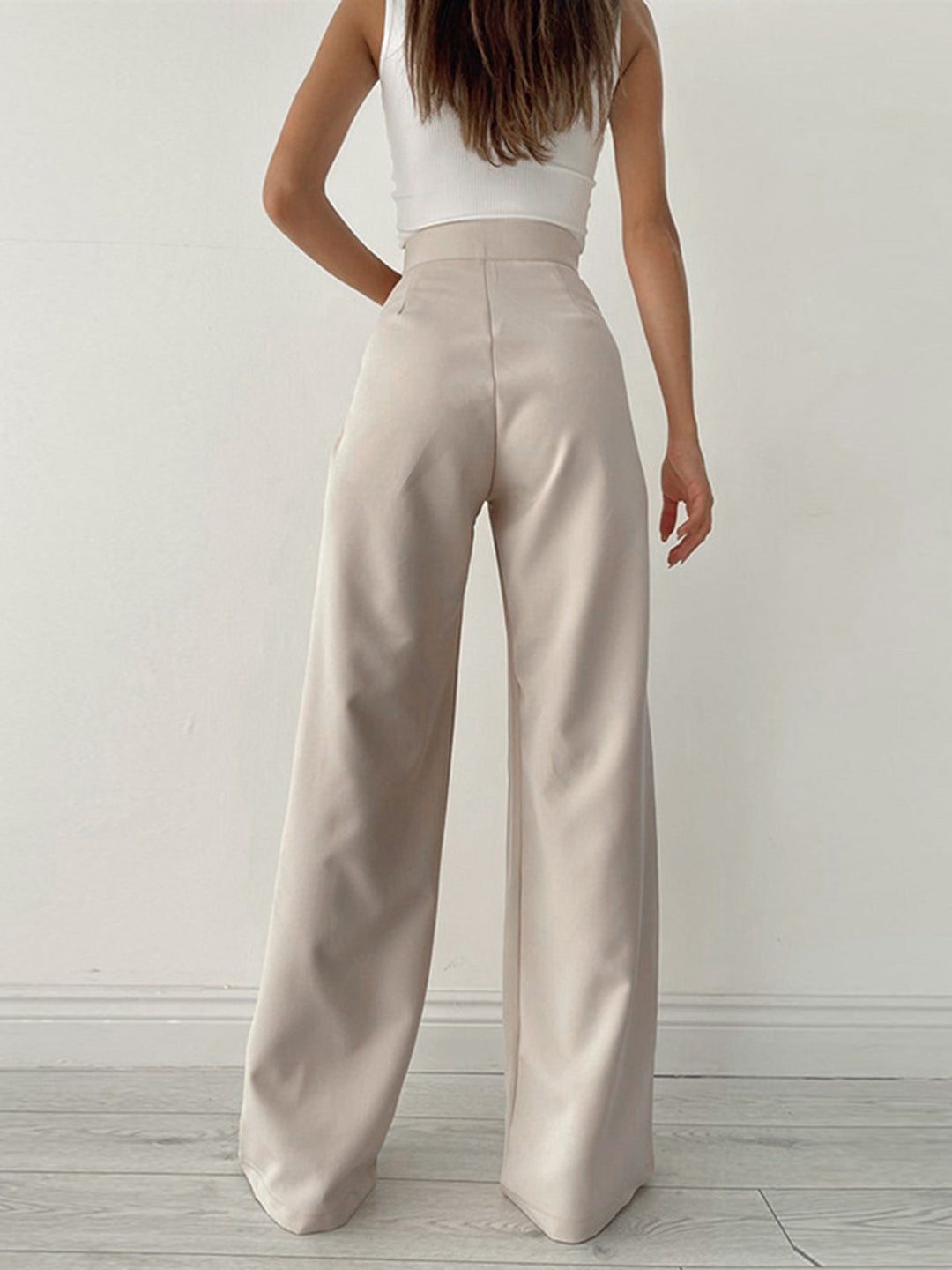 Zwarte high waist dames pantalon met wijde pijpen en strik, perfect voor zakelijke of casual chic outfits.