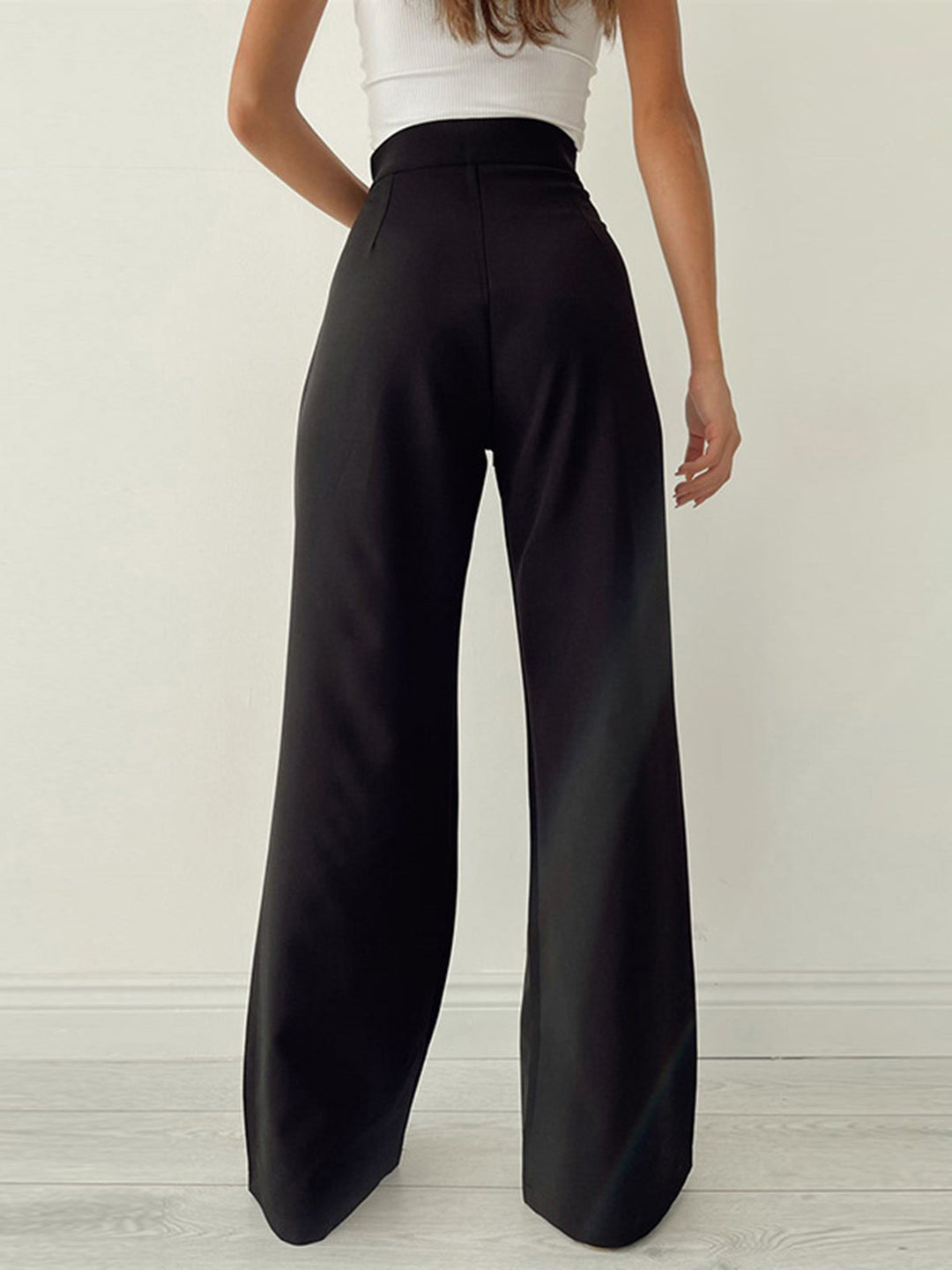 Moderne high waist dames pantalon met wijde pijpen en subtiele strik. Stijlvol en comfortabel, perfect voor elke dag.