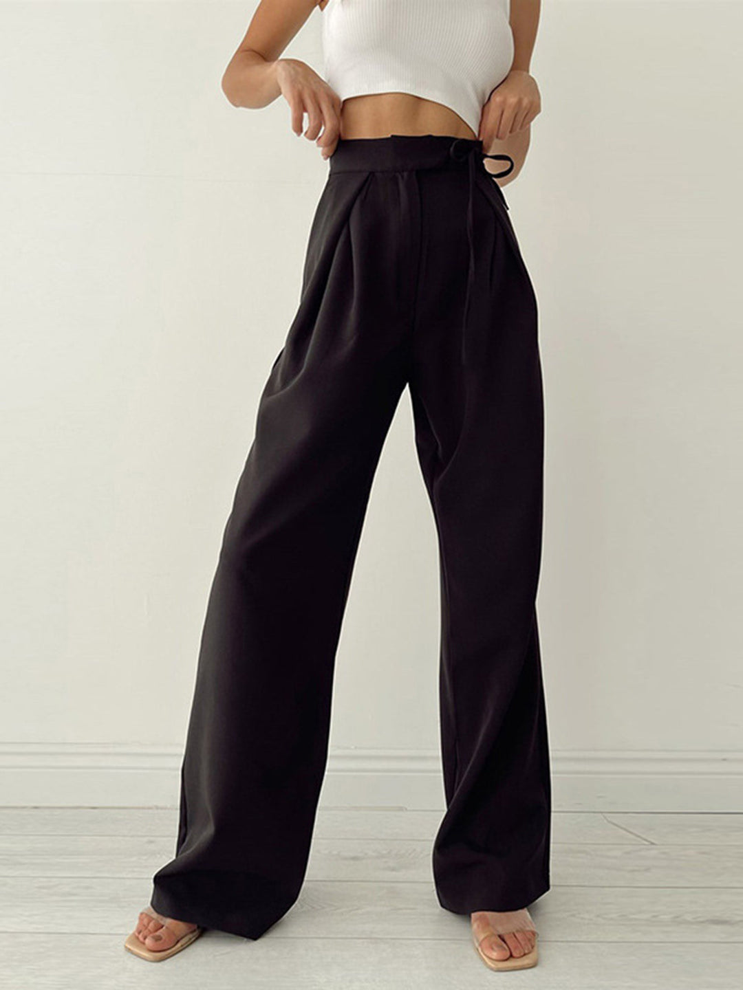 Zwarte/beige high waist dames pantalon met wijde pijpen en elegante taille strik, ideaal voor zakelijk & casual chic.