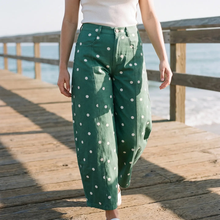 Dames high-waist barrel jeans met speelse retro stippenprint, modieus en comfortabel voor lente/zomer.