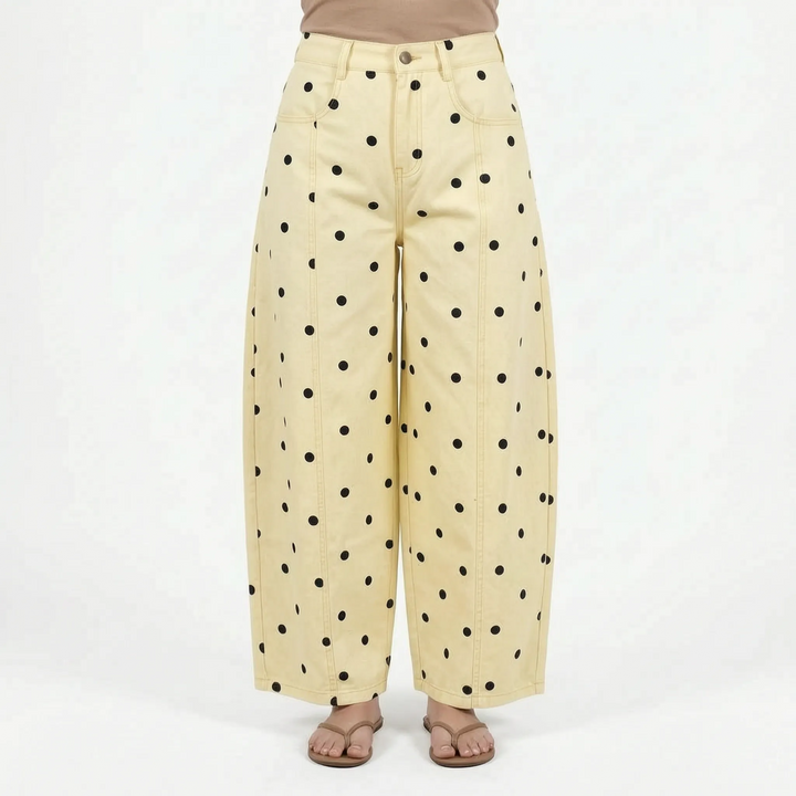 Dames high-waist barrel jeans met levendige retro stippenprint, modieus en comfy voor elke gelegenheid.