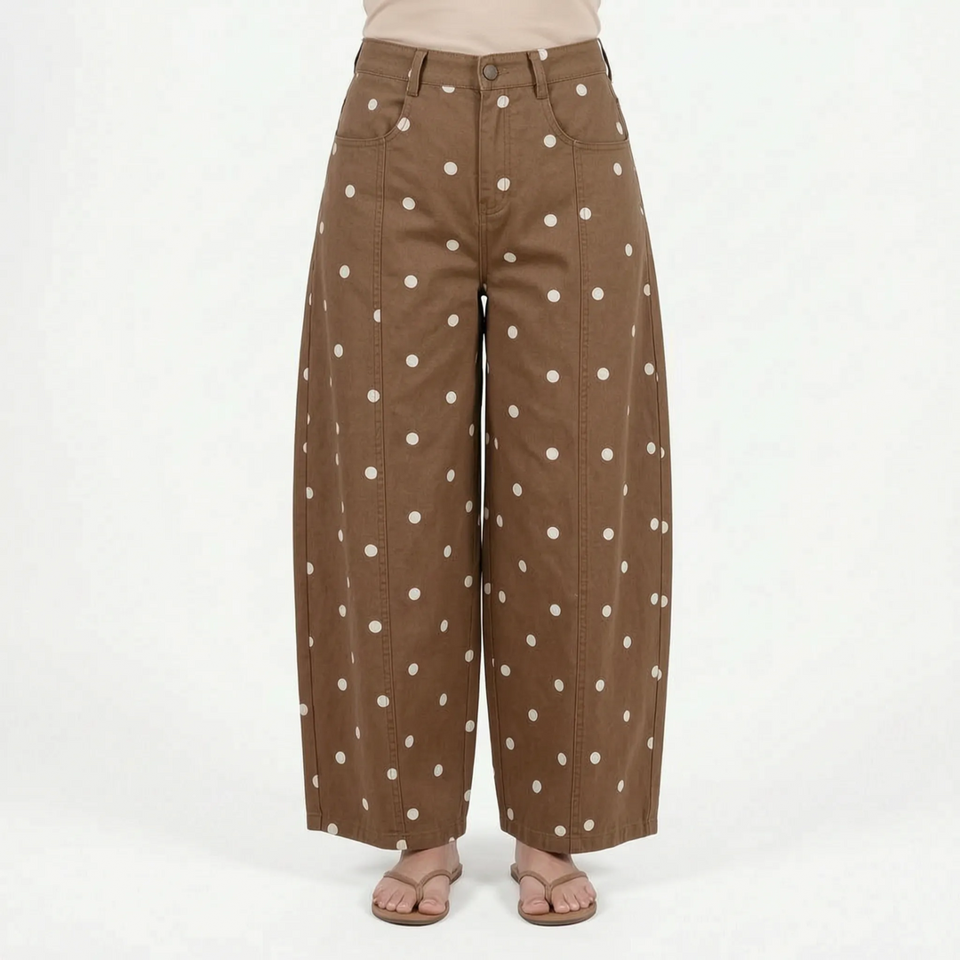 Zomerse dames high-waist barrel jeans met vrolijke retro stippenprint, comfortabel en trendy.