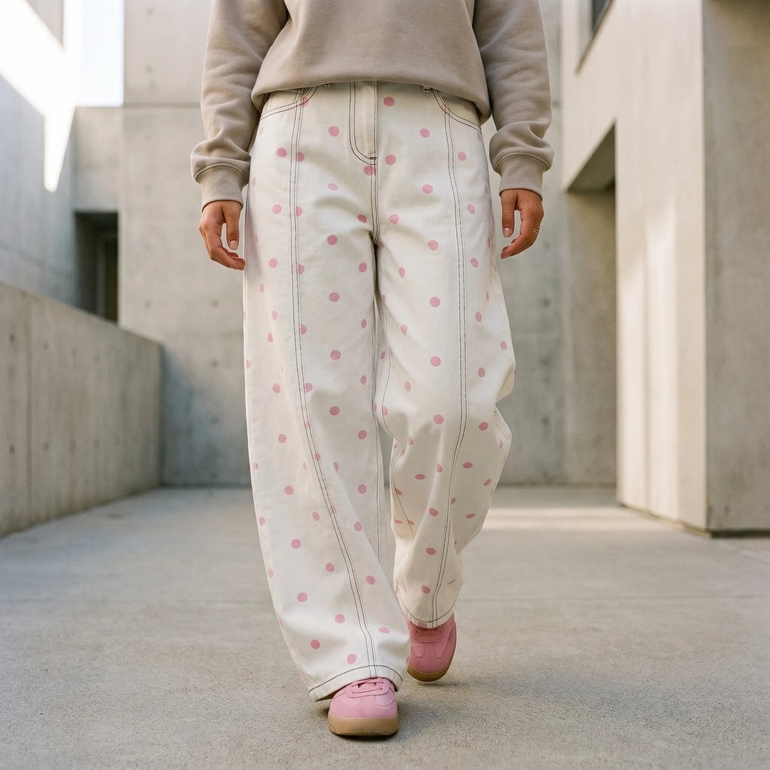 Dames barrelbroek met hoge taille en speelse stippen. Comfortabel en modieus voor lente/zomer.