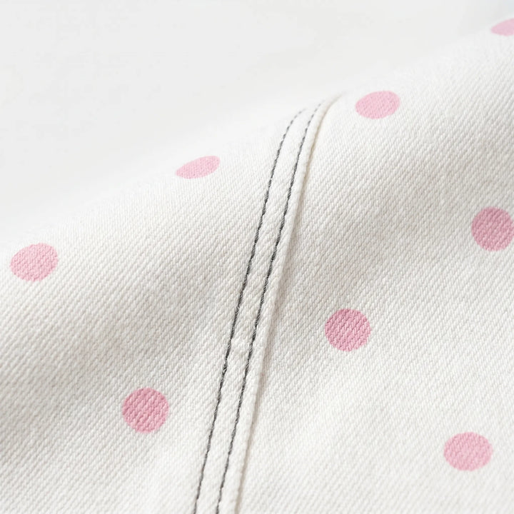 Model draagt casual gestippelde dames barrelbroek met hoge taille, perfect voor lente-outfits.