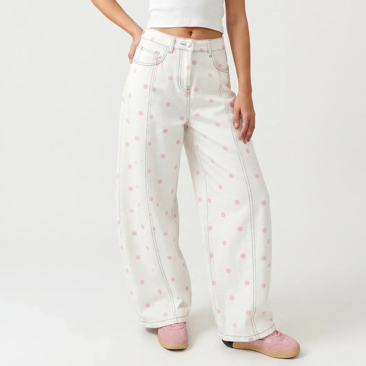 Achterkant van comfortabele dames barrelbroek met hoge taille en stippenpatroon. Casual, modieus.
