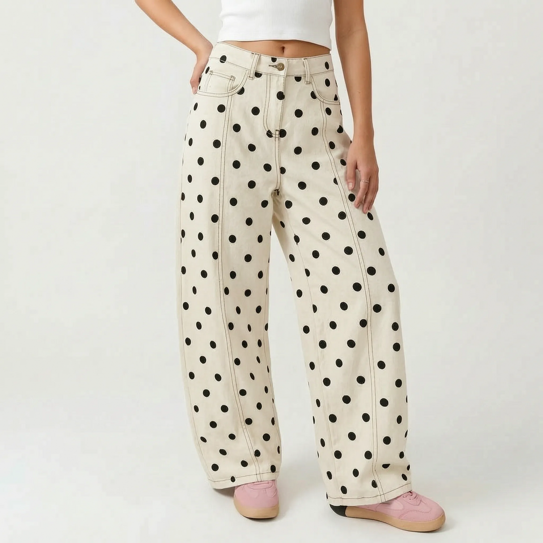 Zomerse outfit met comfortabele gestippelde dames barrelbroek, hoge taille en luchtige top.